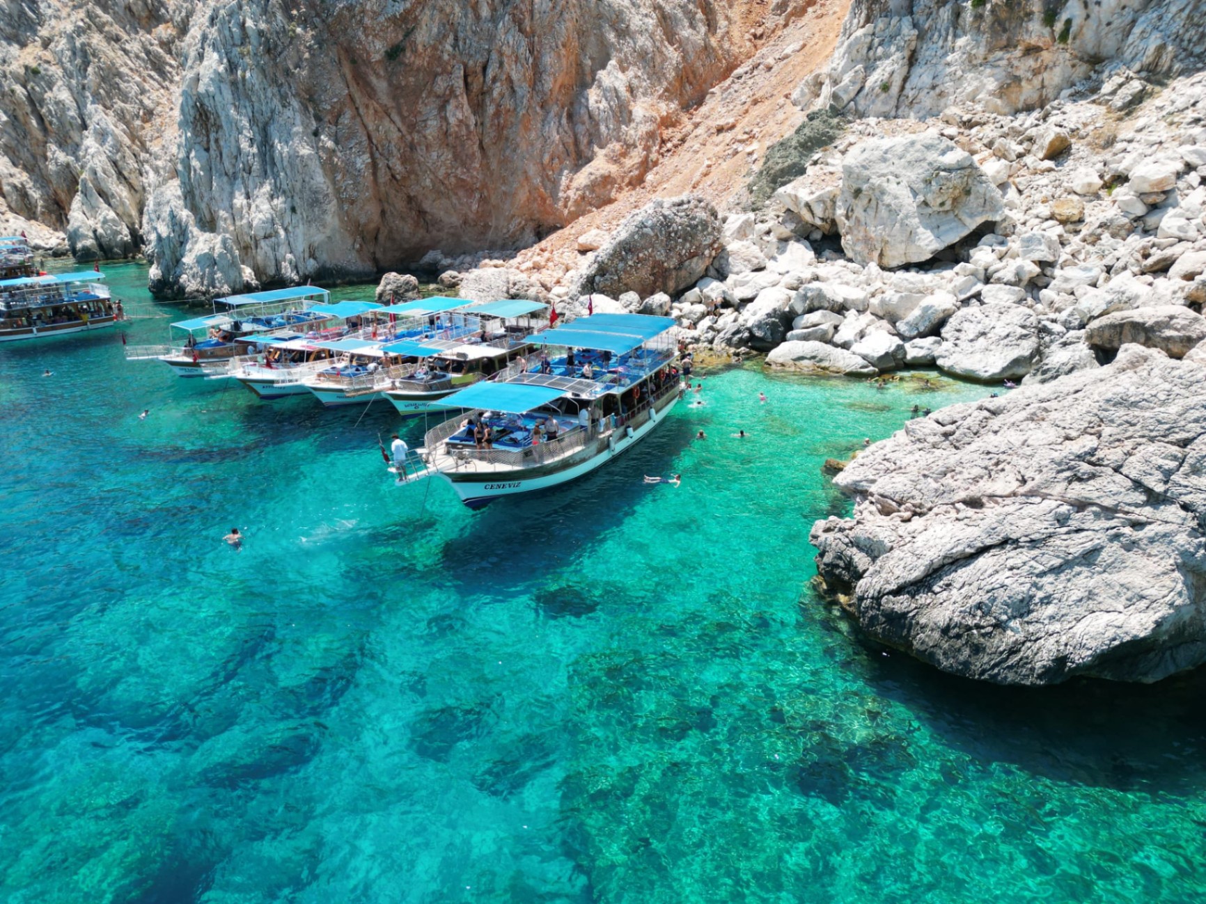 Ceneviz Koyu panoraması — demirli tekneler